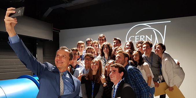 Pedro Duque entrega los diplomas a 24 estudiantes que realizan una estancia en el CERN