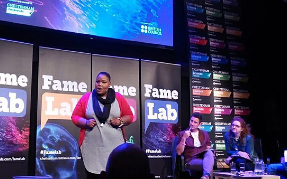 La sudafricana Tshiamo Legoale gana la final internacional de Famelab
