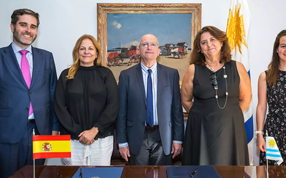FECYT firma un acuerdo con la Agencia Uruguaya de Cooperación internacional para promover la ciencia y la innovación entre la población