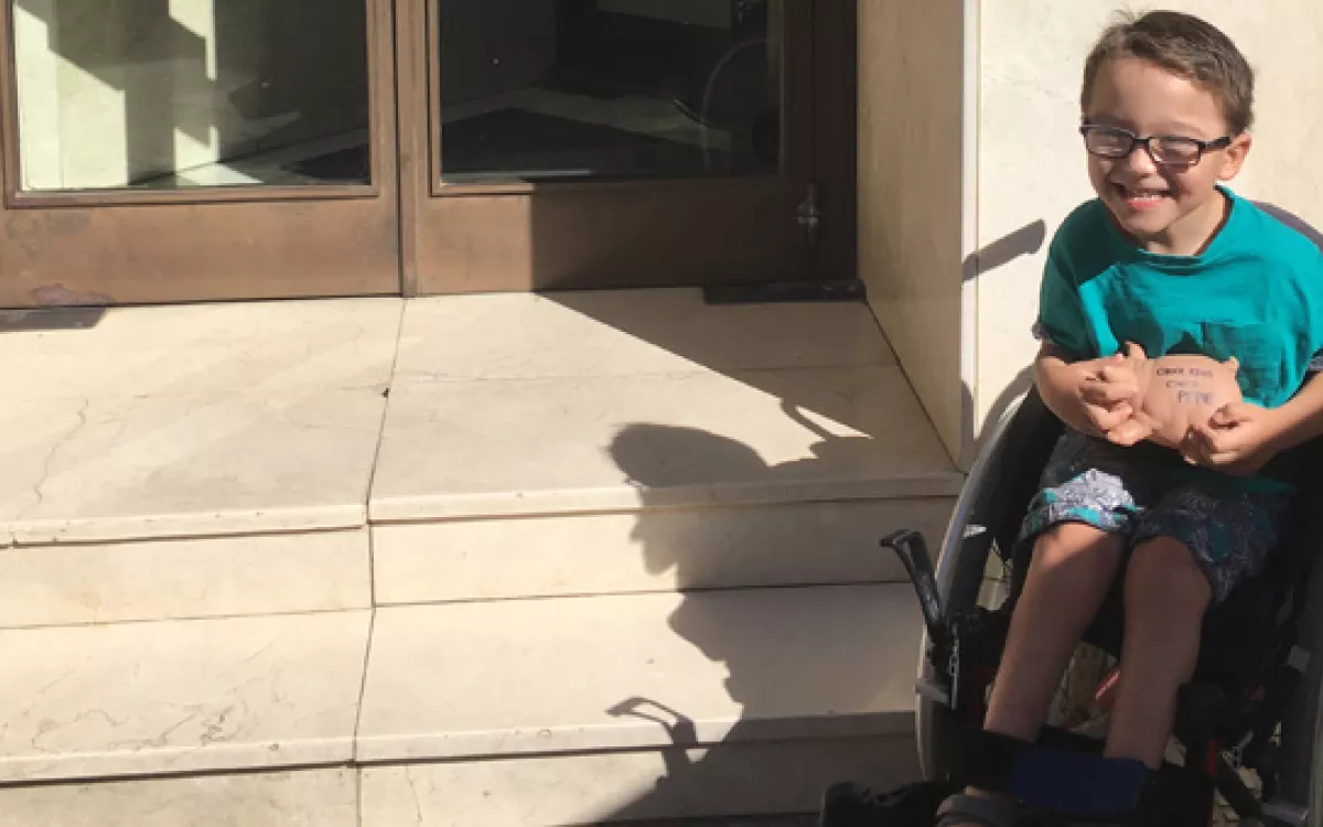 Iker, de 5 años y con parálisis cerebral, dona sus ahorros a la investigación de otro niño con enfermedad rara