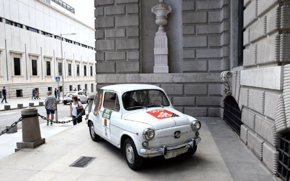 El MUNCYT presta un Seat 600 al Congreso de los Diputados