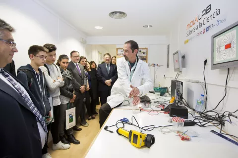 Movilab, el laboratorio científico sobre ruedas, llega a Vila-real