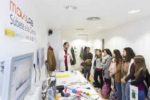 Movilab, el laboratorio científico sobre ruedas, llega a Vila-real