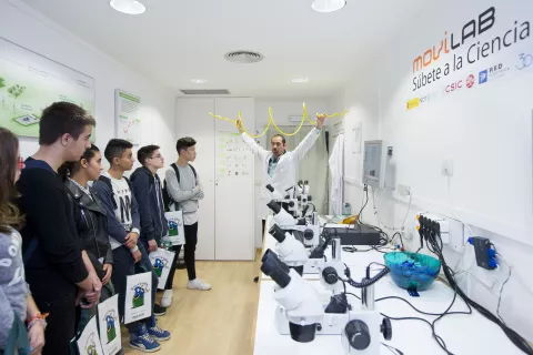 Movilab, el laboratorio científico sobre ruedas, llega a Vila-real