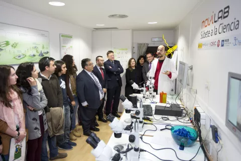 Movilab, el laboratorio científico sobre ruedas, llega a Vila-real