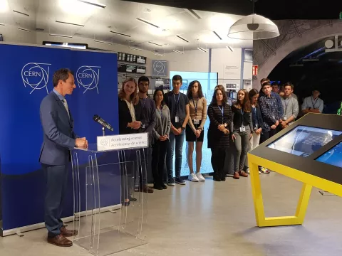 Pedro Duque entrega los diplomas a 24 estudiantes que realizan una estancia en el CERN