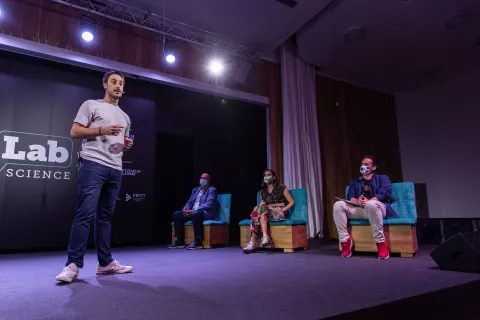 El ingeniero aeroespacial Alejandro Sánchez gana la final española de monólogos científicos FameLab 