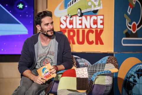 Science Truck, el nuevo proyecto de FECYT que lleva a los youtubers de ciencia a las aulas