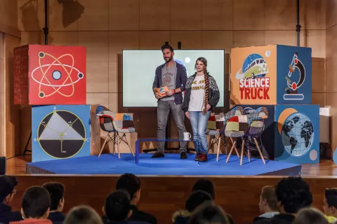 Science Truck, el nuevo proyecto de FECYT que lleva a los youtubers de ciencia a las aulas