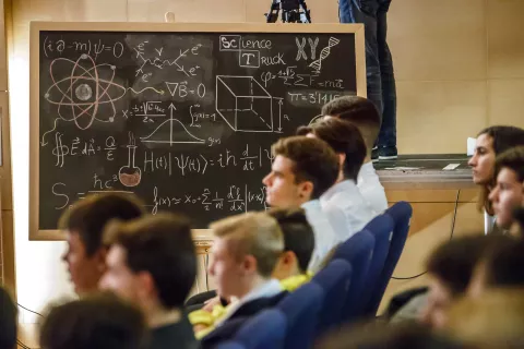 Science Truck, el nuevo proyecto de FECYT que lleva a los youtubers de ciencia a las aulas