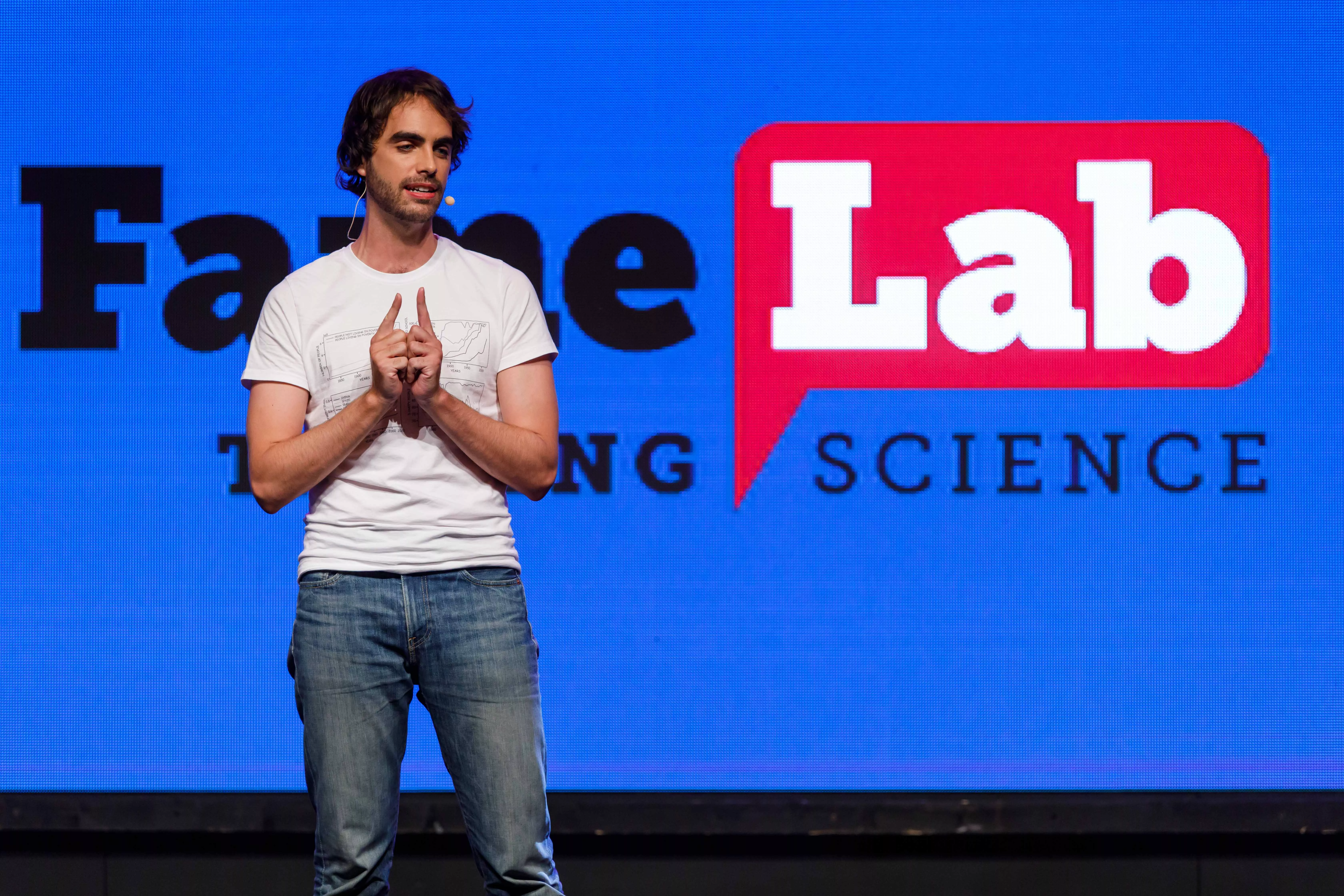 El físico Iñaki Echeverría representará a España en la final internacional de monólogos científicos FameLab 