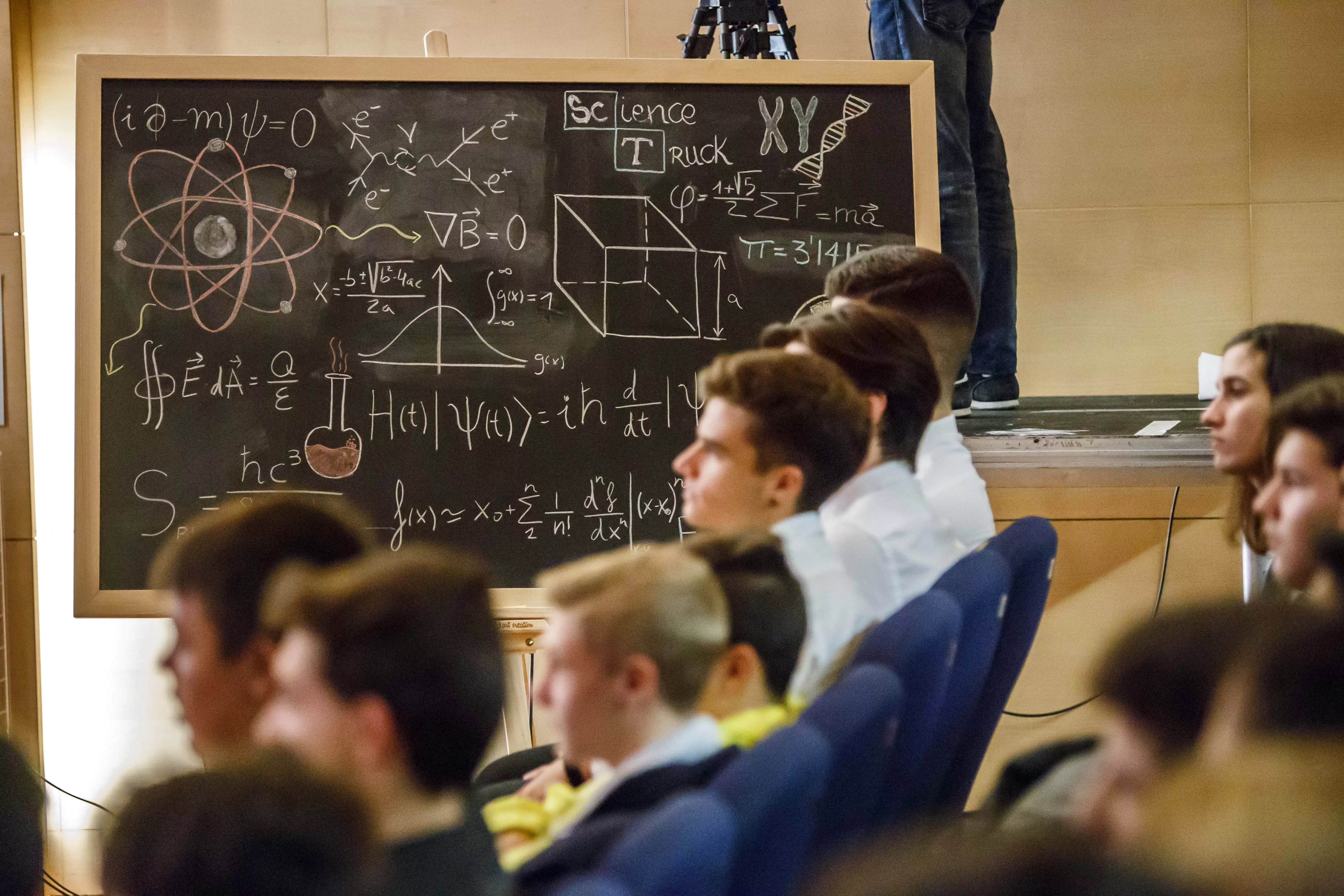 Science Truck, el nuevo proyecto de FECYT que lleva a los youtubers de ciencia a las aulas