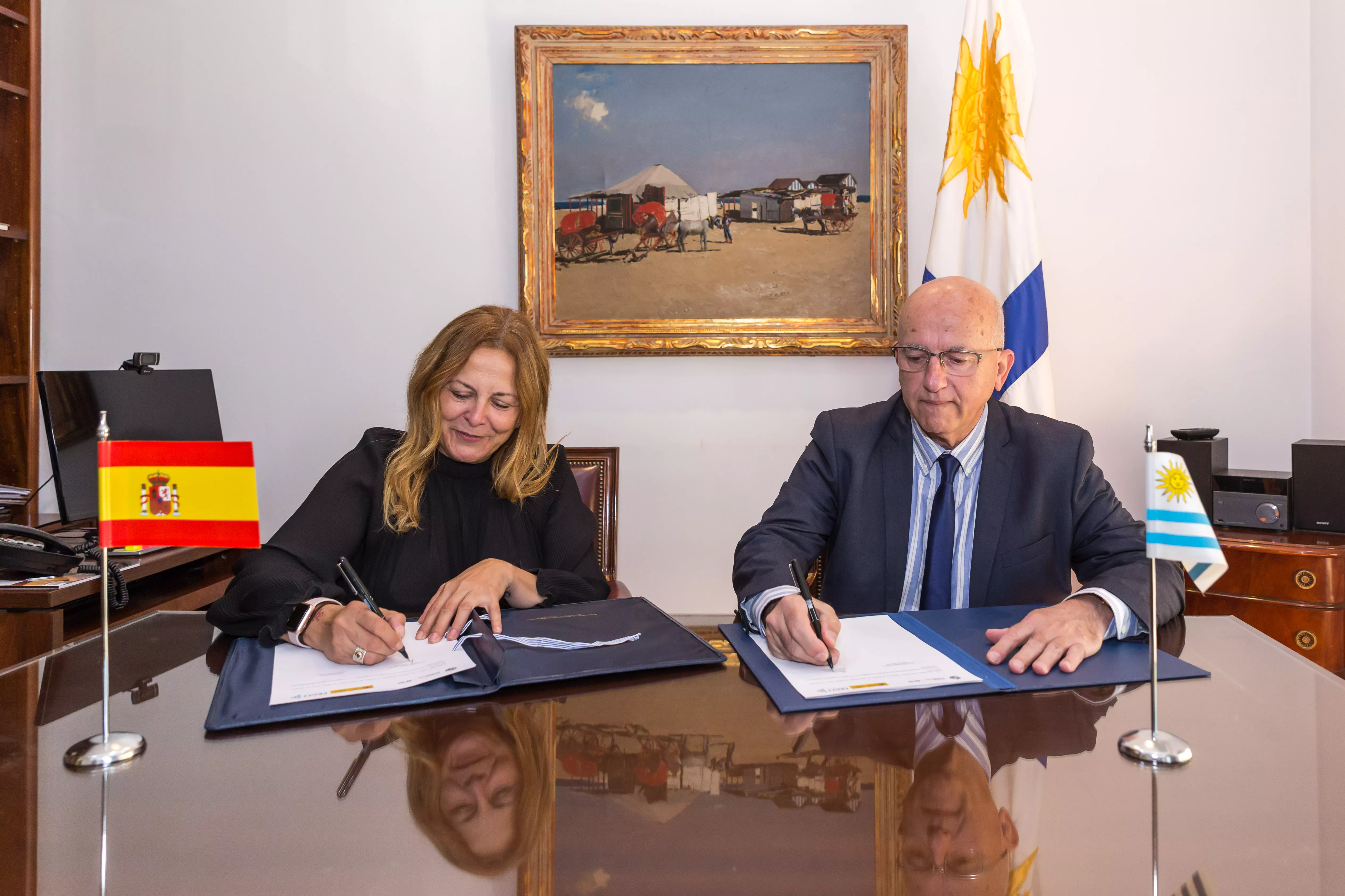 FECYT firma un acuerdo con la Agencia Uruguaya de Cooperación internacional para promover la ciencia y la innovación entre la población