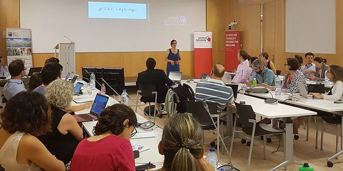 FECYT imparte un taller sobre diplomacia científica en la escuela de verano de  ‘Scitech DiploHub’