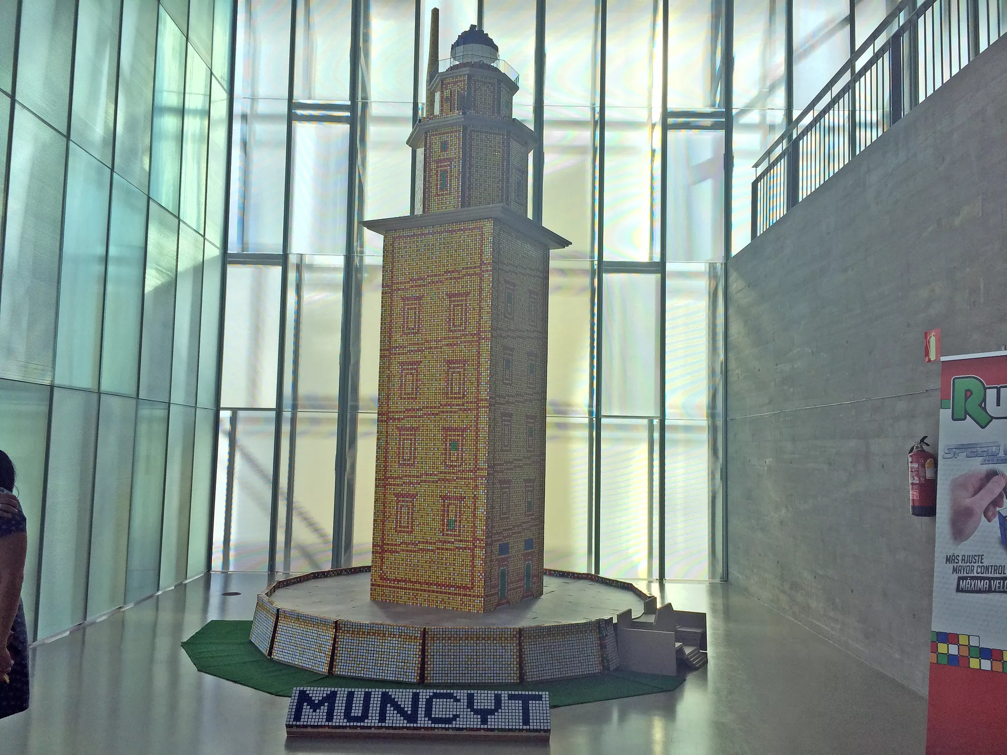 El MUNCYT de A Coruña presenta una réplica de la Torre de Hércules con 7.000 cubos de Rubik