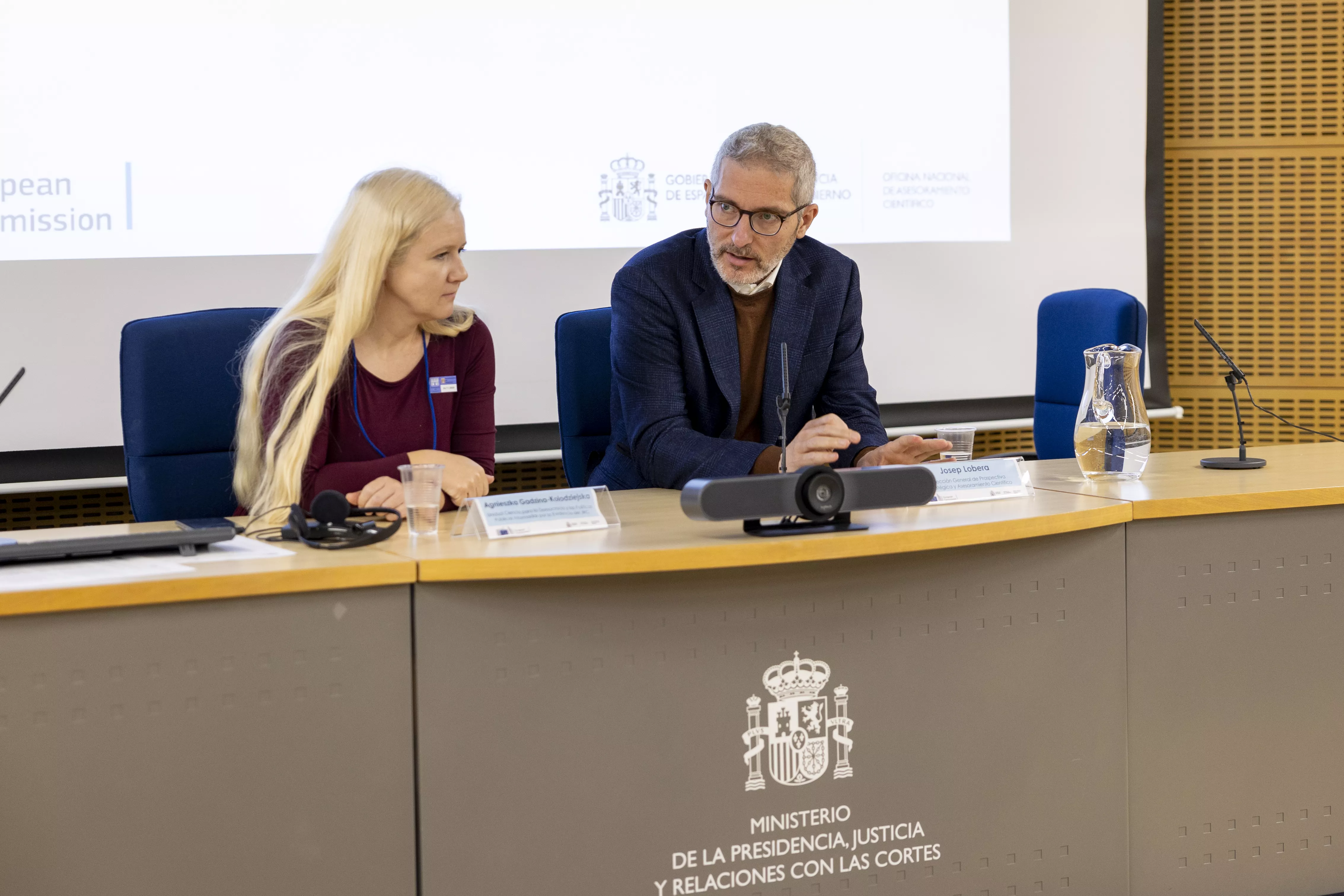 de izquierda a derecha, la subjefa de la Unidad de Ciencia para la Democracia y las Políticas Públicas Informadas por la Evidencia, Departamento de Innovación en Ciencia y en Políticas Públicas del JRC, Agnieszka Gadzina-Kolodziejska, y el director general de Prospectiva Estratégica y Asesoramiento Científico, Josep Lobera.
