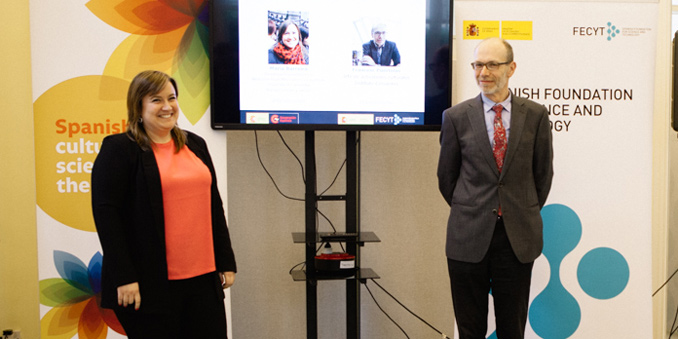 El jefe de actividades culturales del Instituto Cervantes de Londres Francesc Puértolas y la investigadora posdoctoral del Wellcome Trust-MRC Research Centre de la Universidad de Cambridge María Barreira